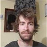 Joven profesional del mundo de la moda ofreciendo clases en este entorno, también historia del arte y clases de apoyo.