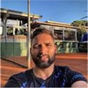 Istruttore di tennis ancora in attività nei tornei propongo lezioni mirate per principianti e avanzati sia adulti e bambini
