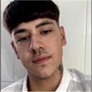Chico divertido enfocado en clases para primaria y secundaria