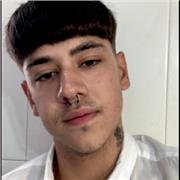 Chico divertido enfocado en clases para primaria y secundaria