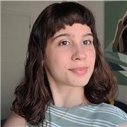 Soy actualmente una estudiante universitaria en artes digitales, con un título internacional en B2 francés y estudiando C1/C2