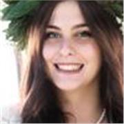 Assistente universitaria laureata con menzione alla carriera accademica impartisce lezioni di diritto