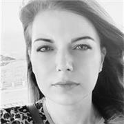 Docente impartisce lezioni ad alunni di scuola primaria o istituti secondari di secondo grado