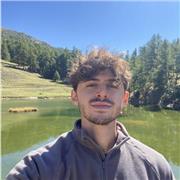 Studente universitario di Scienze del Governo impartisce lezioni di storia, geografia, diritto e letteratura italiana