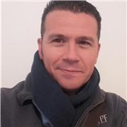 Historiador de este se ofrece para clases de historia así como posibles visitas a museos, exposiciones