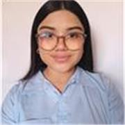 Docente imparte clases a niños de nivel primaria y secundaria para expresión en público