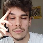 Profesor de inglés imparte clases a niños de primaria y ESO