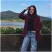 Soy una joven certificada en el B2 de Inglés. No tengo preferencia de edad, ya que no me supone ningún problema enseñar inglés 