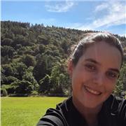 professora imparte clases de matemáticas y música