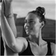 Professeure de yoga qui donne envie de bouger un peu plus chaque jour