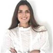 Profesora de Inglés imparte clases a chicos y chicas de todas las edades