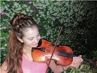 Profesora de violín da clases a niños/as principiantes