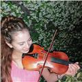 Profesora de violín da clases a niños/as principiantes