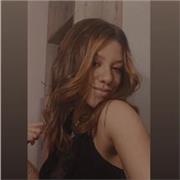 Profesora de inglés imparte clases a niños de primaria y de la ESO