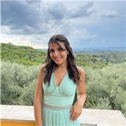 Laureata in Lingue straniere impartisce lezioni di inglese per studenti di scuola primaria, scuola secondario di 1° e 2° grado