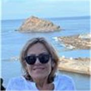 Profesora de matemáticas imparte clases a niños y jóvenes