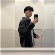 Me defino como una persona tranquila y paciente y le voy a dar clases niños que quieran aprender a jugar fútbol o saber más 