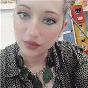 Profesora imparte clases a niños de primaria y secundaria