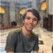 Soy un profesor de inglés joven que ha vivido en estados unidos, teniendo un nivel de inglés alrededor de C2