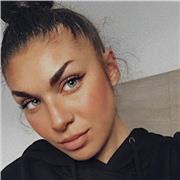 Laureata in lingue e culture moderne presso la facoltà di Urbino