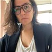 
Macarena Casales es licenciada en Psicología dedicada a la atención y promoción del bienestar emocional. Con más de diez años de 