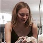 Cela fait maintenant 7 ans que je suis à paris. J'ai grandi à Londres et j'ai passé une partie de ma scolarité dans le système scolaire anglais. 
Venant d'une famille qui travaille dans le domaine de l'art, j'ai décidé à mon tour d'étudier les techniques 