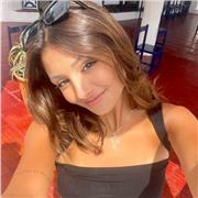 Estudiante universitaria ofrece clases de historia a niños de nivel primario