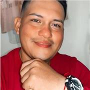 El profesor imparte clases a estudiantes en edades comprendidas entre 9 a 17 años