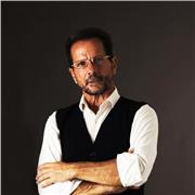 Scriviamo il nostro primo spettacolo, il nostro primo monologo e mettiamolo in scena. Facile? Non proprio, ma osservando le tecniche dei grandi autori e di registi affermati, troveremo il Nostro modo di scrivere e di dirigere