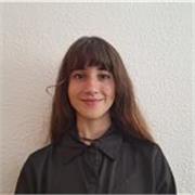 Hago clases particulares y me adapto a lo que me pida cada alumno, intento que se sientan satisfechos y puedan tener recursos como músicos. 