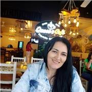 El profesor de ingles imparte clases a niños menores de seis años