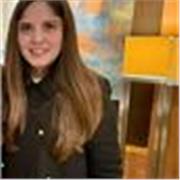 Pedagoga que brinda clases de apoyo escolar a niños y adolescentes