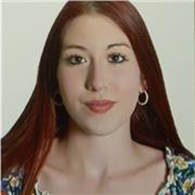 Chica joven con titulo de bachillerato imparte clases particulares a estudiantes de primaria y ESO.