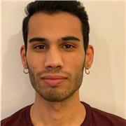 Studente laureato impartisce lezioni per ragazzi di scuole di tutti i livelli