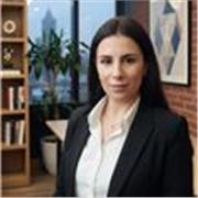 Nauczyciel języka angielskiego prowadzi zajęcia dla dzieci