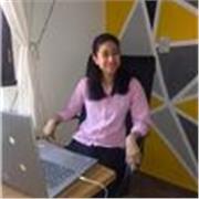 profesora de inglés imparte clases a alumnos de todas las edades