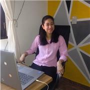 profesora de inglés imparte clases a alumnos de todas las edades