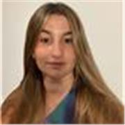 Estudiante Odontología que imparte clases a niños en exclusión social con situaciones más complicadas, los ayuda en todas las asignaturas y los orienta