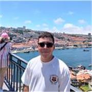 Tengo un certificado IELTS C1 y me encanta el idioma. Mi preferencia a principio es por estudiantes de primaria y ESO.