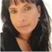 Niñera de ayuda con estudios de grado superior gran habilidad para fomentar la imaginación y la destreza manual .