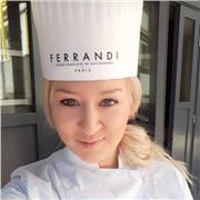 Prof de pâtisserie donne des cours pour connaître les bases de la pâtisserie