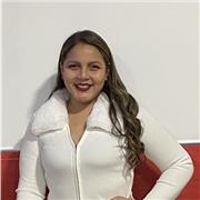 Hola, soy Xiomara Vera. Soy de Ecuador, y vivo en España. Soy profesora en mi tiempo libre, y me gusta enseñar a niños y adultos.