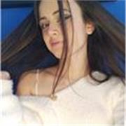 Studentessa del liceo impartisce lezioni di spagnolo e inglese