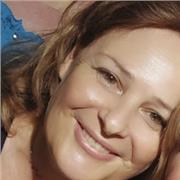 Insegnante di Francese impartisce lezione on-line a studenti di scuola elementare media e superiore e ad adulti