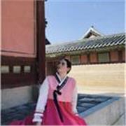 Sono un insegnante di inglese, con esperienza nelle scuole italiane e all'estero