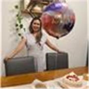 Maestra de inglés en línea diseñando e impartiendo clases virtuales que combinan recursos digitales y estrategias de aprendizaje