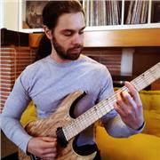 Insegnante di chitarra elettrica offre lezioni