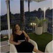 Insegnante d’inglese, diplomata al liceo linguistico e attuale studentessa di lingue all’università