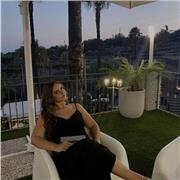 Insegnante d’inglese, diplomata al liceo linguistico e attuale studentessa di lingue all’università