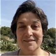 Je donne des leçons à étudiants d’école primaire et secondaire selon leurs compétences. Je suis une maîtresse à la retraite.